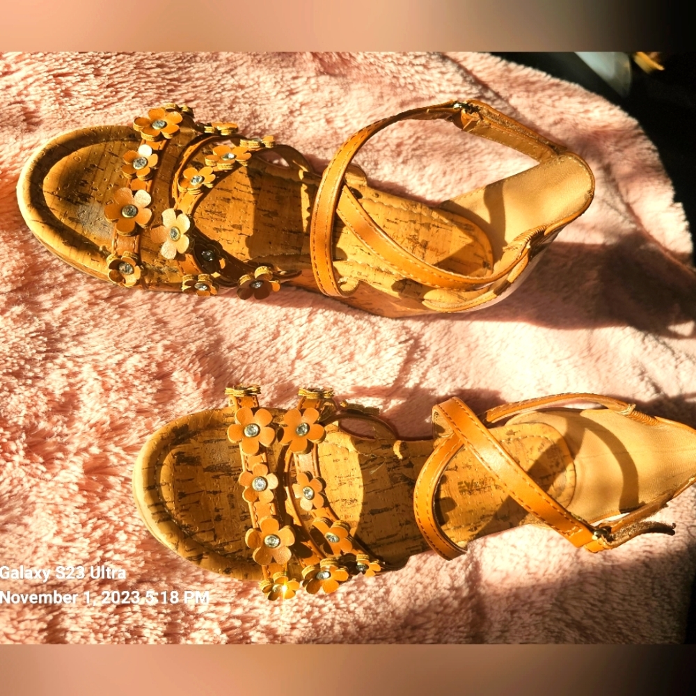 American Eagle Girls size 3 sandals